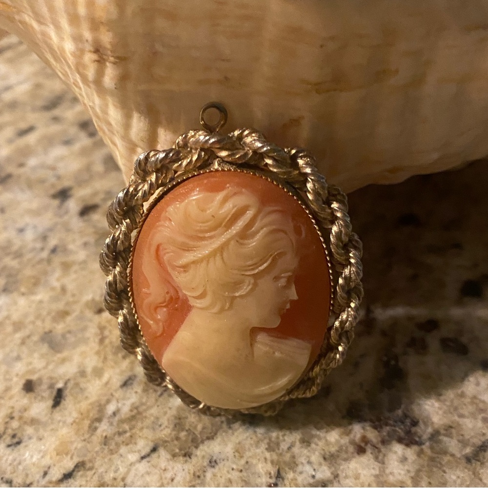 VINTAGE LARGE CAMEO PENDANT 2 x 2 inches. - Picture 1 of 4